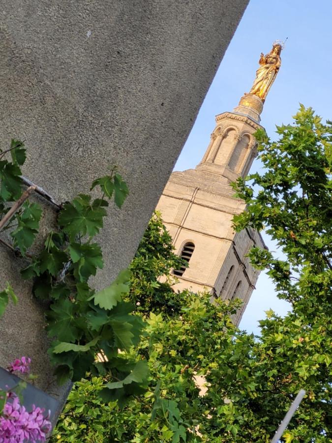 Un Nid Sur Les Toits Face Au Palais Des Papes Avignon Exterior foto